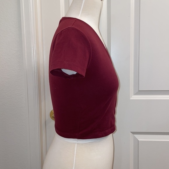 FOREVER 21 V-neck maroon Crop top with side cinch tie in women’s size small - Picture 4 of 9